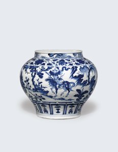 Um frasco azul e branco excepcionalmente raro e importante, Guan