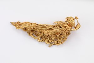 Um de um par de Apsarases, seres celestes budistas (ouro)