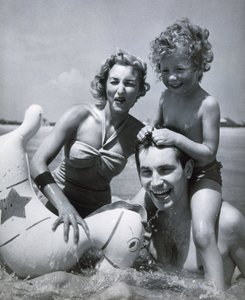 Família feliz à beira-mar", c 1937