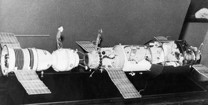 Um Modelo de Soyuz 11 Docked com a Estação Espacial Salyut 1