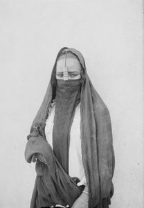 Uma Mulher Velada, Cairo, c.1910 (foto p/b) de . .
