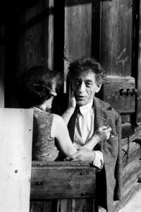 Alberto Giacometti na sua home-workshop, com a sua esposa Annette Arm (foto a p/b