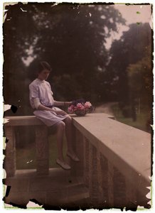 Autocromo de uma jovem rapariga, c 1910 de Frederick (attr. to) Barnard