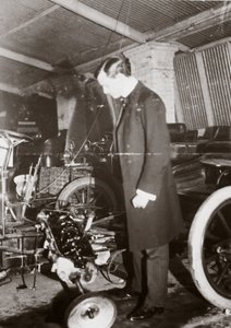 C S Rolls olhando para o motor de um carro na sua garagem, c 1900 de Ferdinand Georg Waldmuller