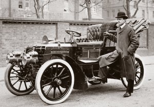 C S Rolls de pé além de um carro Panhard de 20 cv de Ferdinand Georg Waldmuller
