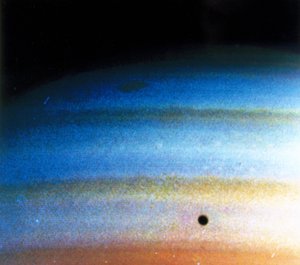 Padrões de nuvens em Saturno, fotografados pela Voyager 1 de Frederick (attr. to) Barnard