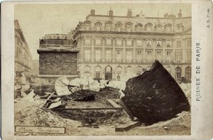 Comuna de Paris (1871): ruínas na Place Vendome em Paris. Fotografia de 1871. Dim.16,5x10,8 cm de Frederick (attr. to) Barnard