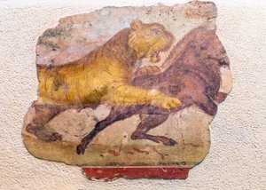 Detalhe de um mural romano de um leão atacando um cavalo., 2021 (foto) de . .