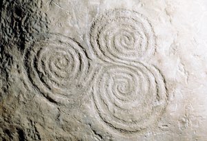 Detalhe das gravuras rupestres curvilíneas em Newgrange Stone Age Passage Tomb (Lista do Património Mundial da Unesco