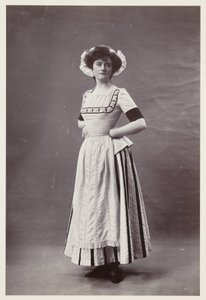 Retrato eduardiano, mulher em vestido do século XVIII de John Pardon