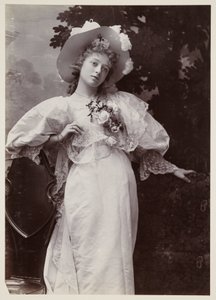 Retrato eduardiano, mulher com um vestido de renda de John Pardon