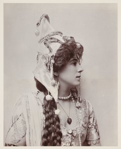 Retrato eduardiano, mulher em traje exótico de John Pardon