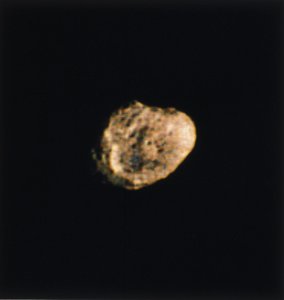 Hyperion, uma das luas de Saturno, fotografada pela Voyager 2 de Ferdinand Georg Waldmuller