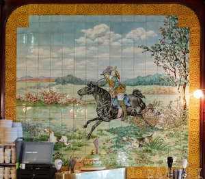 Vista interior, painel de azulejos, pintor Furcy Ernest Tondeur, executor Boch Frères La Louvière, segundo painel mostra cena de caça com cavaleiro galopante com chifre de caça de . .