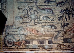 Jonah sendo cuspido pela baleia, detalhe de um pavimento decorativo retratando imagens cristãs e símbolos pagãos, c.313 d.C. (mosaico)