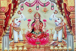 Lakshmi, a esposa de Vishnu, é a deusa da prosperidade, boa sorte e beleza. de . .