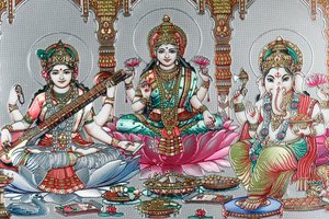 Lakshmi, a esposa de Vishnu, é a deusa da prosperidade, boa sorte e beleza. Ganesh.