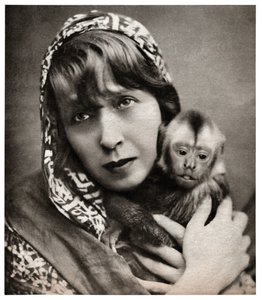 Mistinguett com um macaquinho de . .