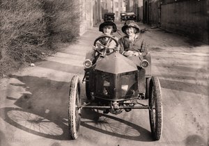 Fora para um passeio de carro, c. 1912 (foto) de Frederick (attr. to) Barnard
