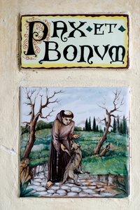Pax et Bonum : Lema latino e saudação difundida entre os franciscanos e na catolicidade. Monterosso al Mare. Itália.