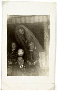 Fenômeno paranormal: retrato de três pessoas idosas, o espírito de uma mulher aparecendo atrás delas, ca. 1920 Fotografia de William Hope (1863-1933) de Frederick (attr. to) Barnard