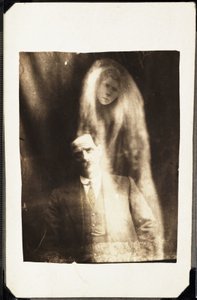 Fenômeno paranormal: retrato do homem e do espírito da mulher aparecendo atrás dele, por volta de 1920 Fotografia de William Hope (1863-1933) de Frederick (attr. to) Barnard