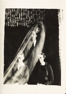 Fenômeno paranormal: retrato de uma mulher e dois homens, e o espírito de uma mulher aparecendo atrás deles, ca. 1920 Fotografia de William Hope (1863-1933) de Frederick (attr. to) Barnard