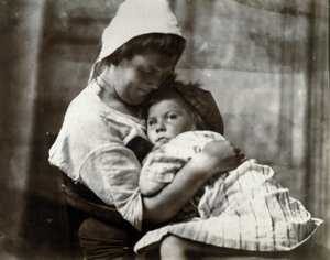Retrato de uma mãe e filha, ca. 1900-1905 de Frederick (attr. to) Barnard