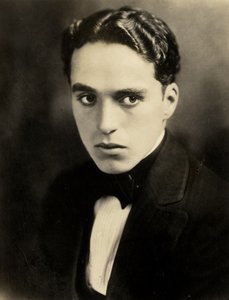 Retrato de Charlie Chaplin, c. 1918 (foto sépia)