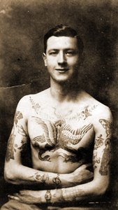 Retrato de um homem com uma tatuagem elaborada c.1920 ( foto a p/b )