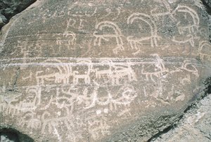 Esculturas rupestres em Hunza Valley, perto da área arqueológica de Karimabad, Paquistão