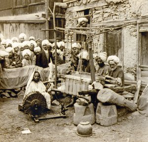 Tecelagem e fiação de xales de lã, Srinagar, Caxemira, Índia c.1901 (foto) de Frederick (attr. to) Barnard