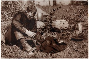Vagabundo retratando suas roupas. 1929 (impressão) de . .