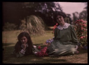 Duas meninas em um jardim de Frederick (attr. to) Barnard
