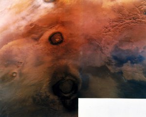Vulcões na superfície do planeta Marte de Frederick (attr. to) Barnard