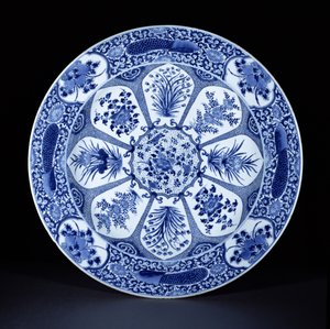 Prato azul e branco, período Kangxi, c.1700 (porcelana)