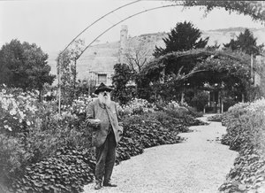 Claude Monet (1840-1926) em seu jardim em Giverny, 1925