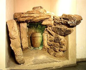 Reconstrução de uma tumba etrusca com uma urna de after Etruscan