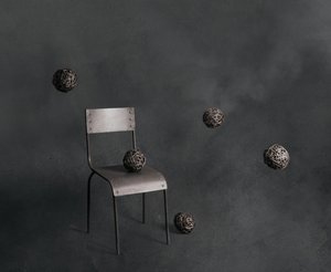 Bolas e cadeira de vime flutuantes