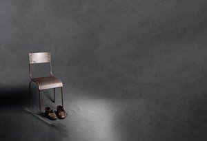 Cadeira Solitária Sapatos Velhos
