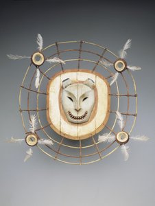 Máscara representando um espírito de urso, final do século 19 (madeira, tinta, fibra, cordão de tripa) de culture Yupik