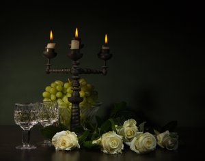 Natureza morta elegante à luz das velas