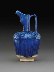 Nishapur moldado monocromático azul cobalto de cerâmica vitrificada ewer, Leste do Irã (cerâmica)