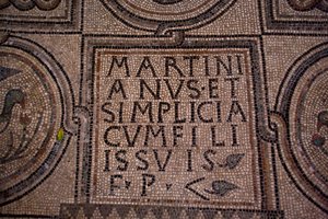 Detalhe de uma inscrição (mosaico) de School Italian