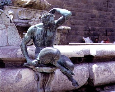 A Fonte de Netuno, detalhe de um sátiro de Giambologna