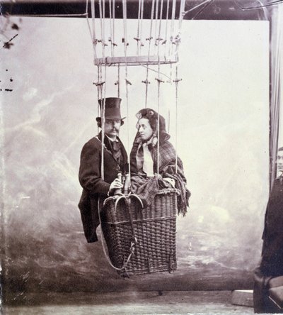 Retrato fotográfico do fotógrafo e piloto do aerostato Felix Tournachon dit Nadar (1820-1910) e sua esposa posando em uma cesta de balão de Nadar