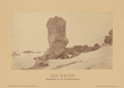Jan Mayen, colunas de basalto na baía de Hoopsticks de (Linienschiffs Lieutenant) Richard Basso