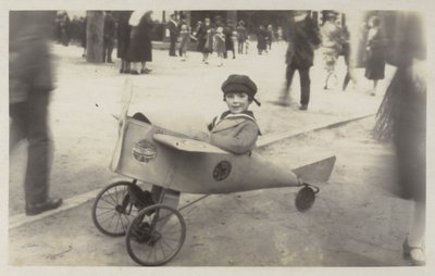 Rapaz num avião de brinquedo (foto a p/b) de (after) English photographer