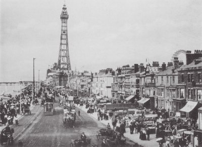 Central Promenade, Blackpool (fotografia a preto e branco) de (after) English photographer