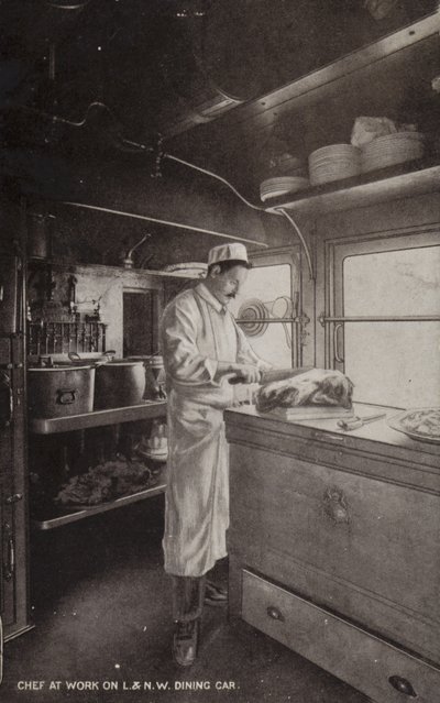 Chefe de cozinha a trabalhar em carro de jantar L e NW (foto a p/b) de (after) English photographer